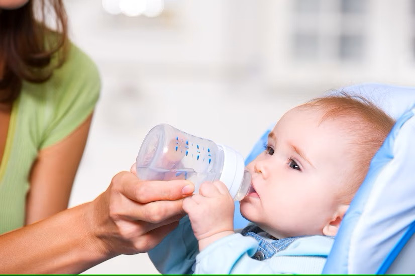 Bahaya Memberi Bayi Minum Air Putih Sebelum Usia 6 Bulan