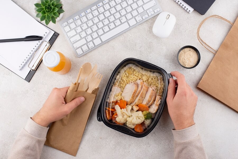 Risiko Menghangatkan Makanan di Dalam Wadah Plastik