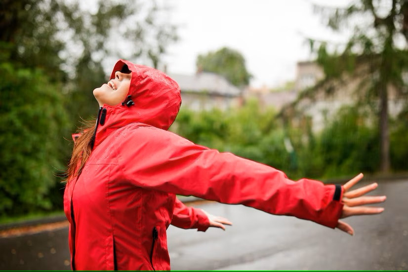 Apakah Berlari di Bawah Hujan Bikin Sakit?