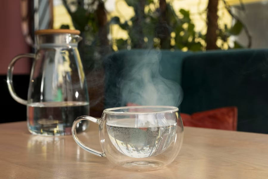 Benarkah Minum Air Hangat bisa Meredakan Nyeri Haid?